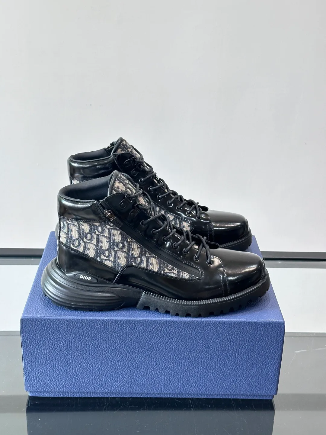 p600 "Dio＊" Combat Oblique high-top sneakers, black glossy leather + Oblique presbyopic canvas splicing, low-key luxury and super recognizable. The EVA sole is lightweight and cushioned, making it comfortable for daily wear or long walks. The high-top design is perfect for support, and the tongue and sole have the "DIOR" logo. You must pay attention to details! Whether it is casual or urban style, it can be easily controlled. It is a high-end luxury item that combines fashion and function. It is a popular choice for men's shoes size: 39-44 (38.45 customized)